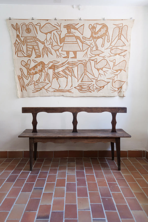 Banc rustique ancien bois massif chantourné, dossier ajouré montants festonnés, assise planche pleine patinée, mobilier vernaculaire français campagne