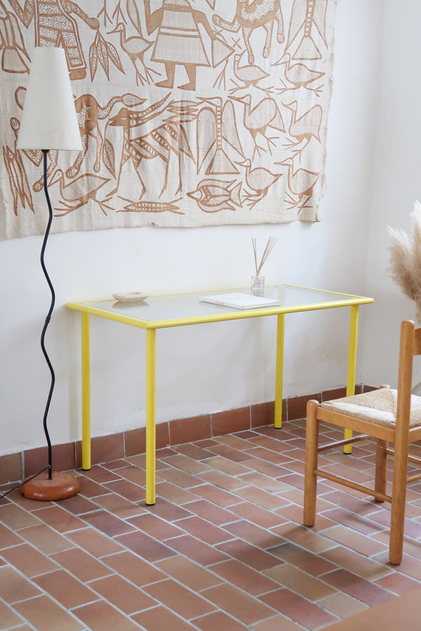 Bureau vintage de Giandomenico Belotti pour Fly Line, Italie années 70, piétement tubulaire en métal laqué jaune vif à quatre pieds droits et ceinture carrée, plateau d'origine en verre armé