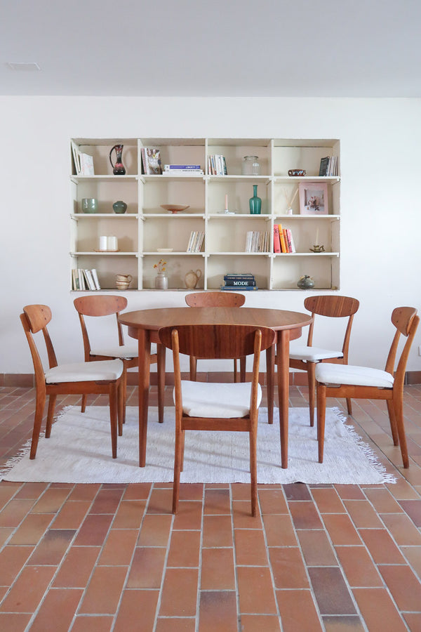 Suite de 6 chaises scandinaves vintage années 60, dossier galbé en teck, structure hêtre, assises retapissées en bouclette blanche