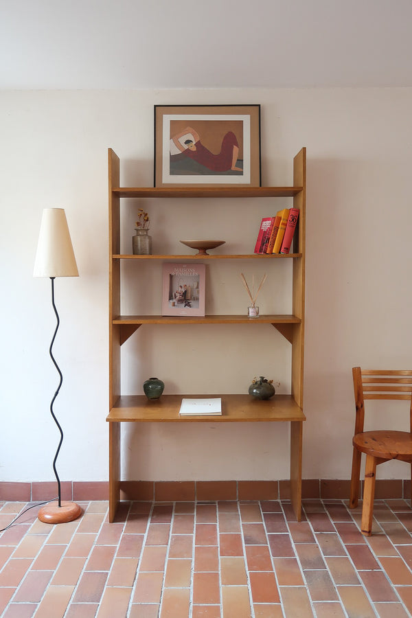 Étagère bibliothèque vintage années 80 en contreplaqué clair verni, deux joues pleines découpées, trois tablettes et plateau bureau intégré à 62 cm du sol, 2 mètres de haut