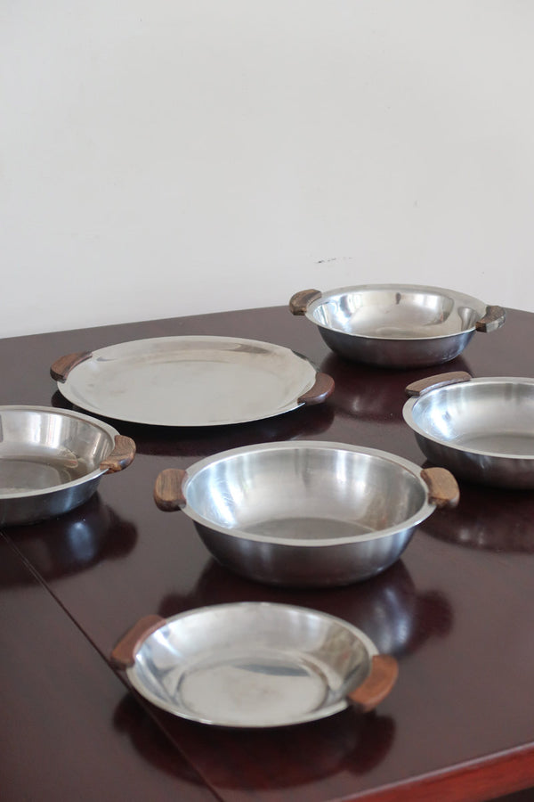 Service 6 pièces scandinave inox poli et teck années 60, grand plateau, bols et coupelle, anses teck demi-lune, art de la table danois mid-century