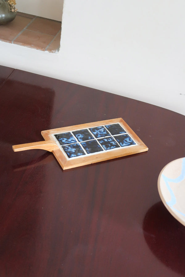 Dessous-de-plat bois clair et carreaux céramique bleu noir marbré années 60, manche spatule, artisanat français mid-century esprit Vallauris