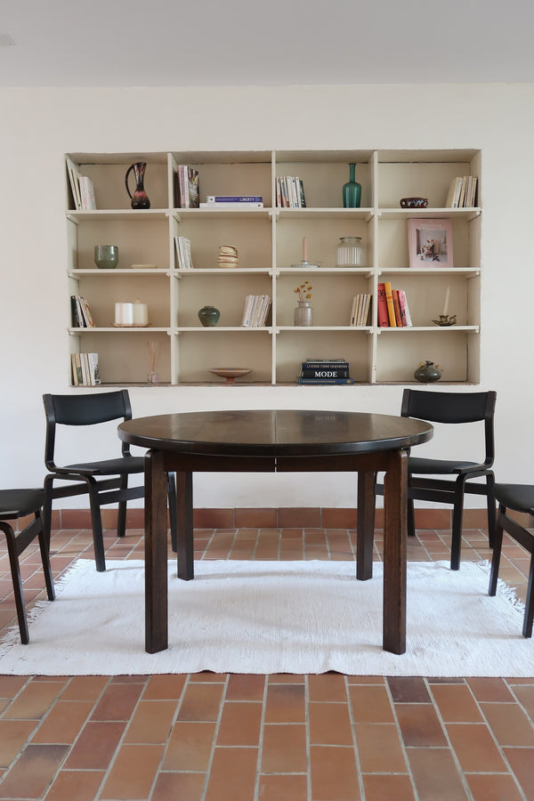 Table à manger ronde extensible vintage en chêne teinté, éditeur danois Skovmand & Andersen années 60, quatre pieds fuselés démontables, deux rallonges, label Danish Control sous le plateau