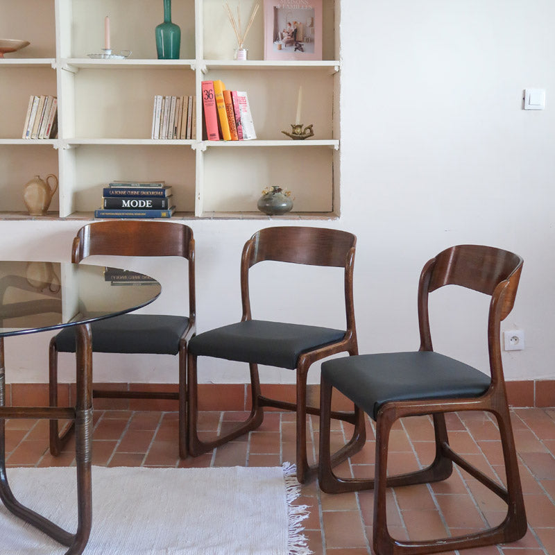 Suite de 3 chaises traîneau Baumann vintage en hêtre teinté foncé années 60, piétement luge, assises skaï noir refaites