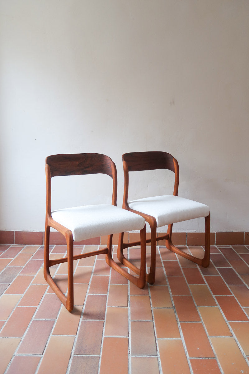 Paire de chaises Baumann modèle Bémol en bois foncé finition mate avec assise retapissée en bouclette écru.