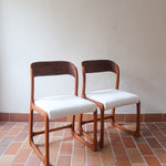 Paire de chaises Baumann modèle Bémol en bois foncé finition mate avec assise retapissée en bouclette écru.