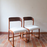 Paire de chaises Baumann modèle Bémol en bois foncé finition mate avec assise retapissée en bouclette écru.