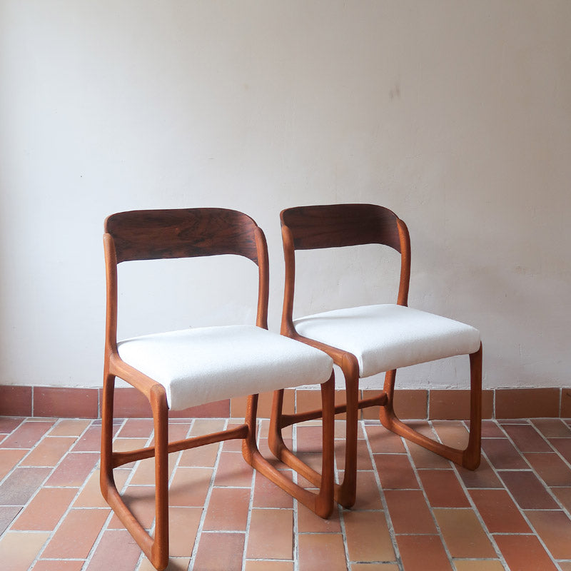 Paire de chaises Baumann modèle Bémol en bois foncé finition mate avec assise retapissée en bouclette écru.