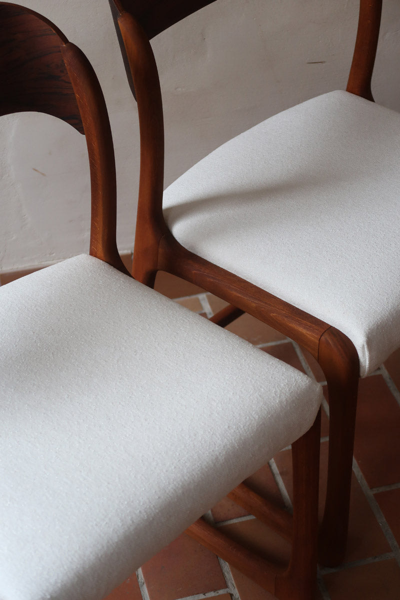 Paire de chaises Baumann modèle Bémol en bois foncé finition mate avec assise retapissée en bouclette écru.
