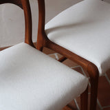 Paire de chaises Baumann modèle Bémol en bois foncé finition mate avec assise retapissée en bouclette écru.