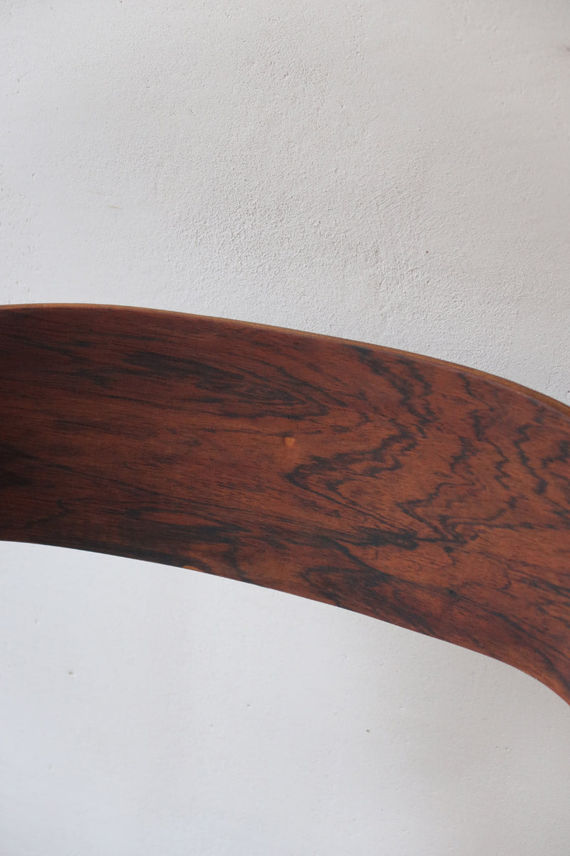 Paire de chaises Baumann modèle Bémol en bois foncé finition mate avec assise retapissée en bouclette écru.