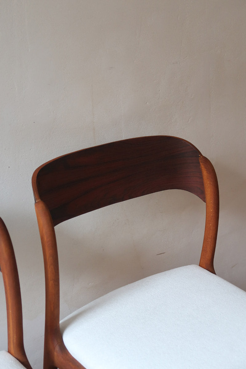 Paire de chaises Baumann modèle Bémol en bois foncé finition mate avec assise retapissée en bouclette écru.