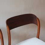 Paire de chaises Baumann modèle Bémol en bois foncé finition mate avec assise retapissée en bouclette écru.