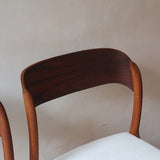 Paire de chaises Baumann modèle Bémol en bois foncé finition mate avec assise retapissée en bouclette écru.