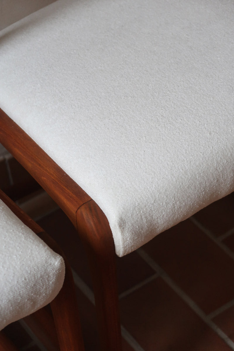 Paire de chaises Baumann modèle Bémol en bois foncé finition mate avec assise retapissée en bouclette écru.