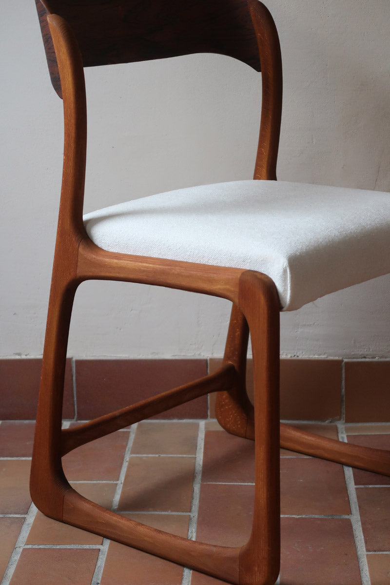 Paire de chaises Baumann modèle Bémol en bois foncé finition mate avec assise retapissée en bouclette écru.