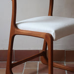 Paire de chaises Baumann modèle Bémol en bois foncé finition mate avec assise retapissée en bouclette écru.