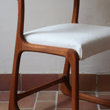 Paire de chaises Baumann modèle Bémol en bois foncé finition mate avec assise retapissée en bouclette écru.