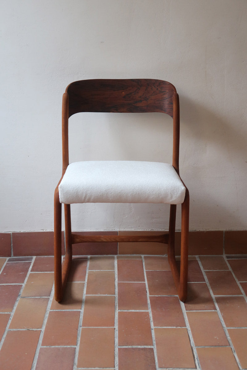 Paire de chaises Baumann modèle Bémol en bois foncé finition mate avec assise retapissée en bouclette écru.