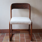 Paire de chaises Baumann modèle Bémol en bois foncé finition mate avec assise retapissée en bouclette écru.