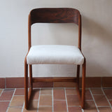 Paire de chaises Baumann modèle Bémol en bois foncé finition mate avec assise retapissée en bouclette écru.