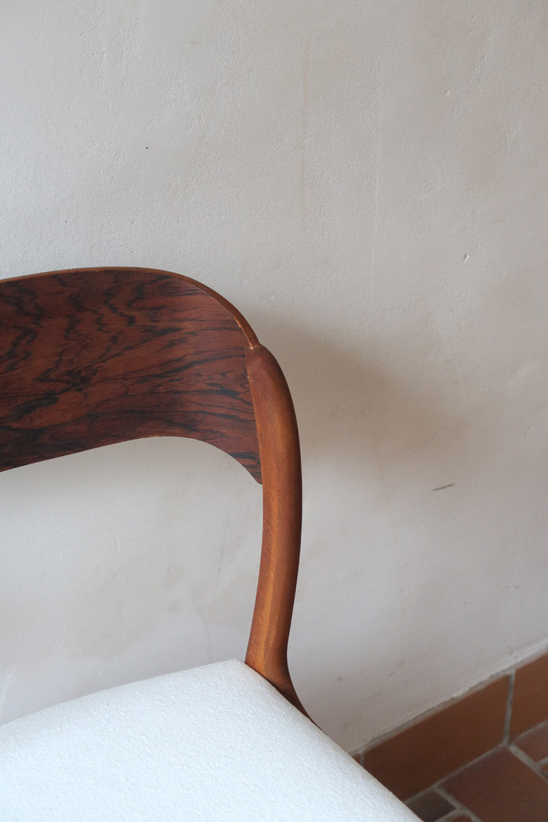 Paire de chaises Baumann modèle Bémol en bois foncé finition mate avec assise retapissée en bouclette écru.