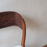 Paire de chaises Baumann modèle Bémol en bois foncé finition mate avec assise retapissée en bouclette écru.