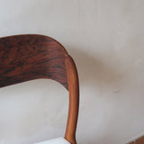 Paire de chaises Baumann modèle Bémol en bois foncé finition mate avec assise retapissée en bouclette écru.