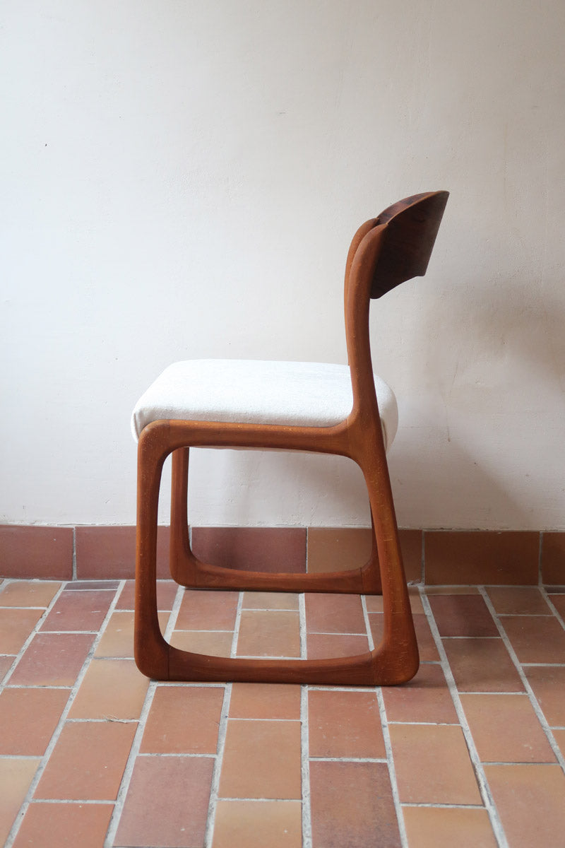 Paire de chaises Baumann modèle Bémol en bois foncé finition mate avec assise retapissée en bouclette écru.