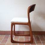 Paire de chaises Baumann modèle Bémol en bois foncé finition mate avec assise retapissée en bouclette écru.