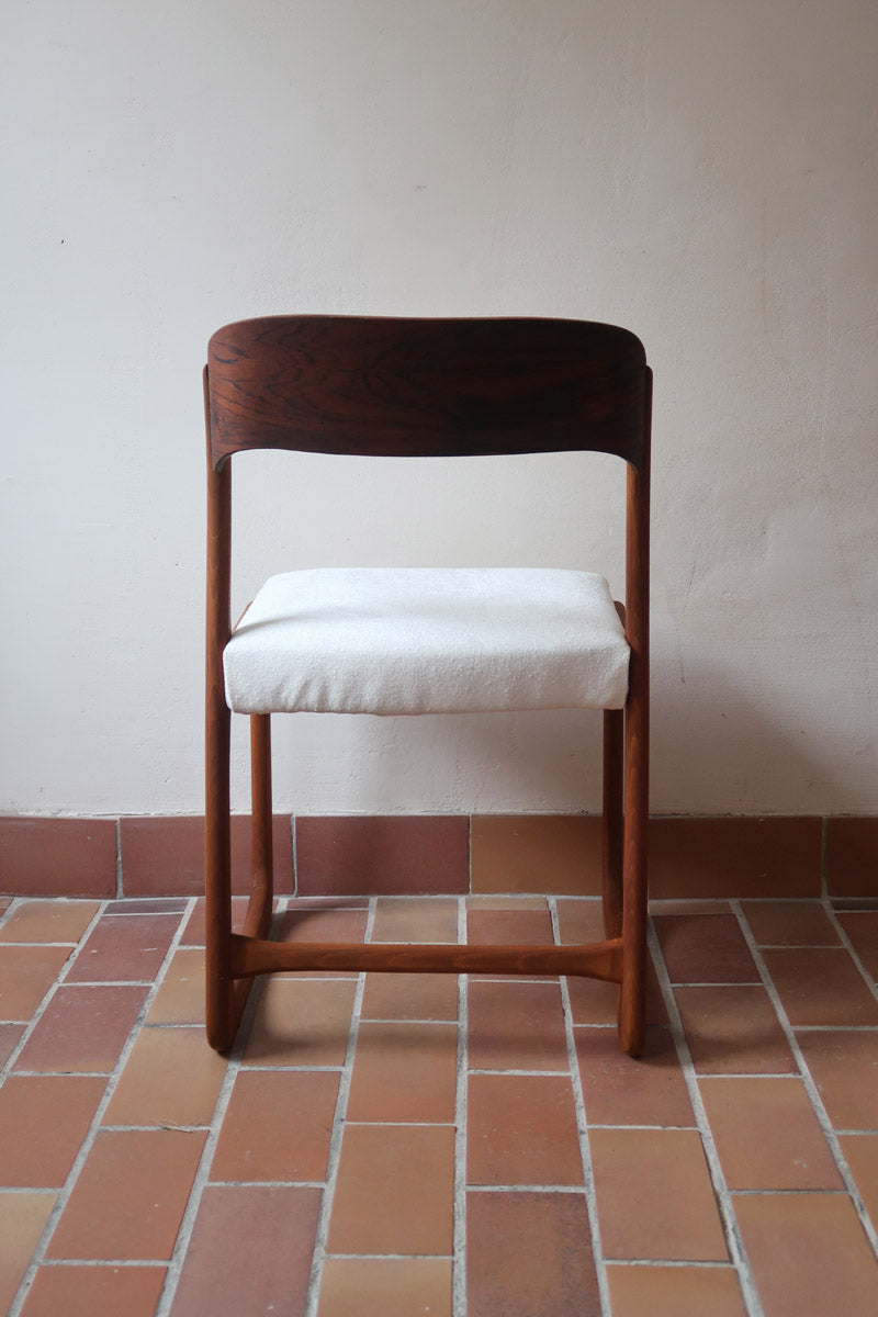 Paire de chaises Baumann modèle Bémol en bois foncé finition mate avec assise retapissée en bouclette écru.