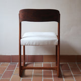 Paire de chaises Baumann modèle Bémol en bois foncé finition mate avec assise retapissée en bouclette écru.