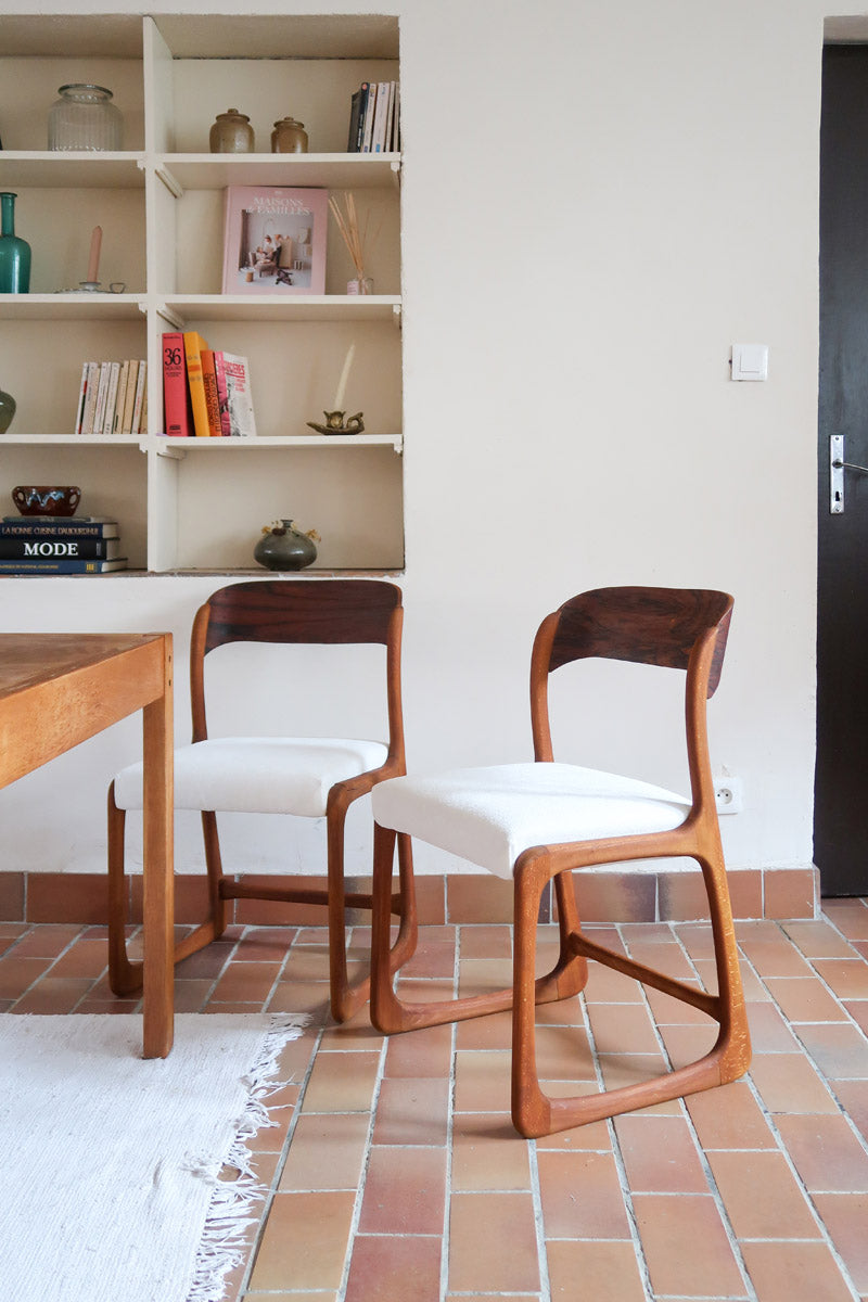 Paire de chaises Baumann modèle Bémol en bois foncé finition mate avec assise retapissée en bouclette écru.
