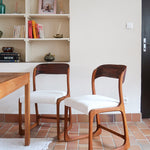 Paire de chaises Baumann modèle Bémol en bois foncé finition mate avec assise retapissée en bouclette écru.