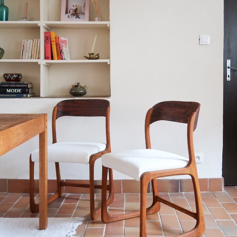 Paire de chaises Baumann modèle Bémol en bois foncé finition mate avec assise retapissée en bouclette écru.