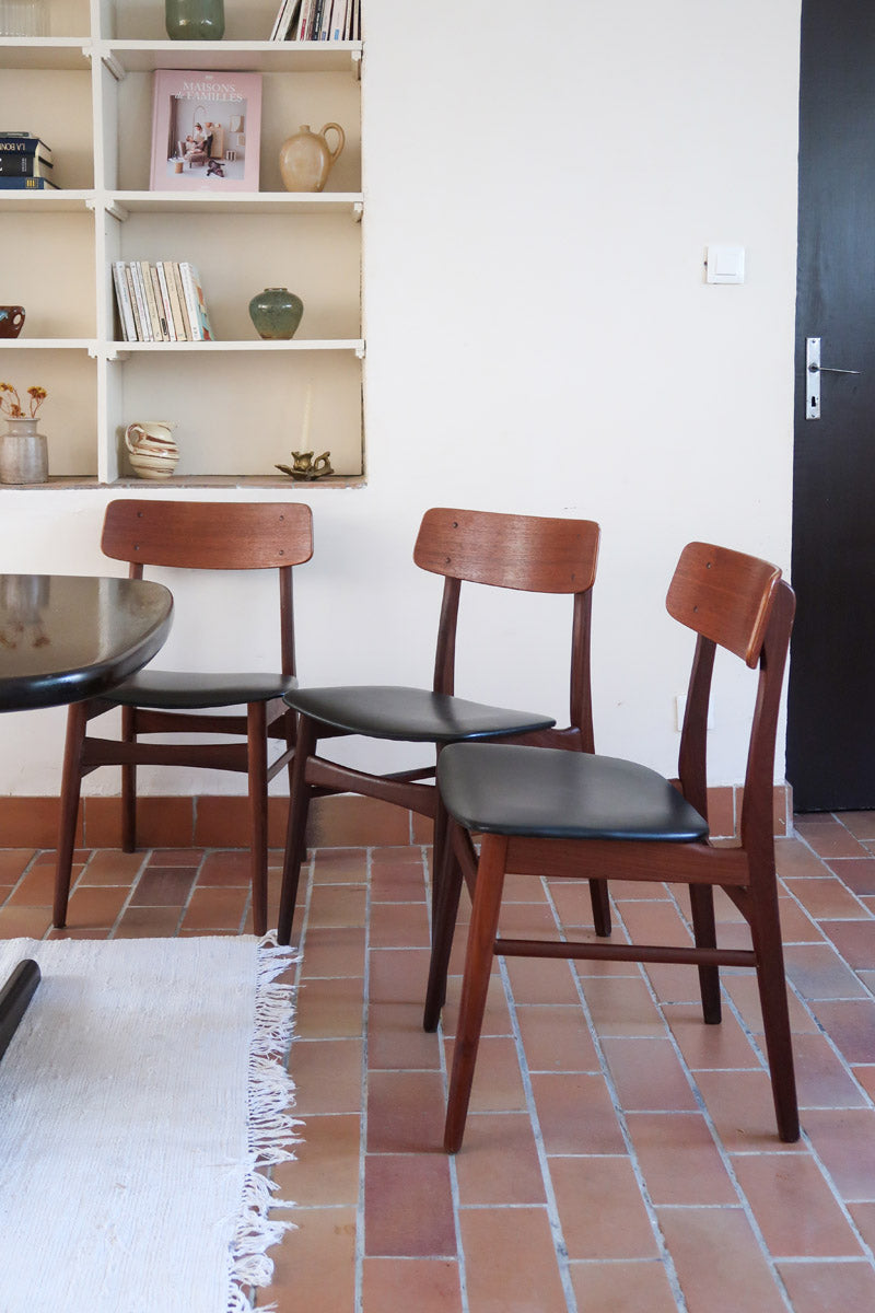 3 chaises scandinaves Farstrup modèle 217 en teck et skaï noir, design danois des années 60.