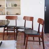 3 chaises scandinaves Farstrup modèle 217 en teck et skaï noir, design danois des années 60.