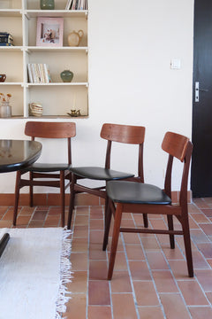 3 chaises scandinaves Farstrup modèle 217 en teck et skaï noir, design danois des années 60.