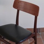 3 chaises scandinaves Farstrup modèle 217 en teck et skaï noir, design danois des années 60.