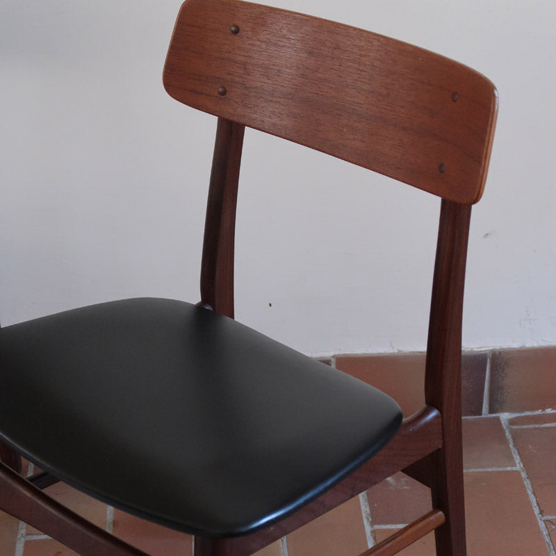 3 chaises scandinaves Farstrup modèle 217 en teck et skaï noir, design danois des années 60.