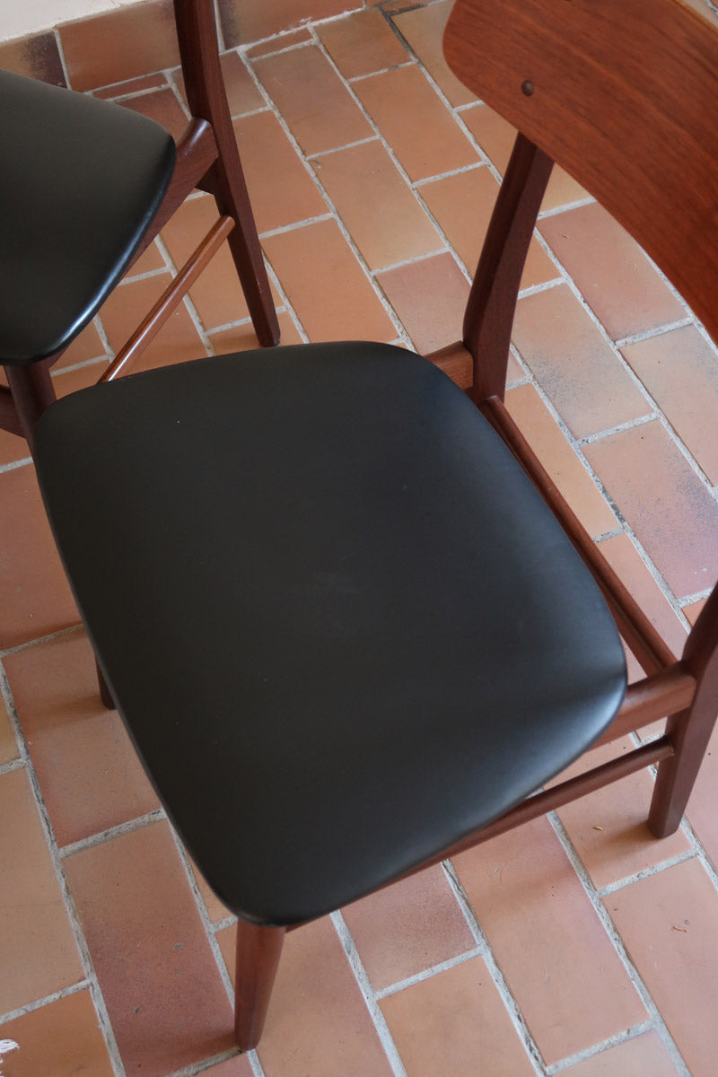 3 chaises scandinaves Farstrup modèle 217 en teck et skaï noir, design danois des années 60.