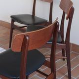 3 chaises scandinaves Farstrup modèle 217 en teck et skaï noir, design danois des années 60.