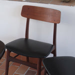 3 chaises scandinaves Farstrup modèle 217 en teck et skaï noir, design danois des années 60.