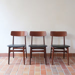 3 chaises scandinaves Farstrup modèle 217 en teck et skaï noir, design danois des années 60.