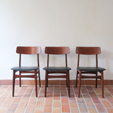 3 chaises scandinaves Farstrup modèle 217 en teck et skaï noir, design danois des années 60.