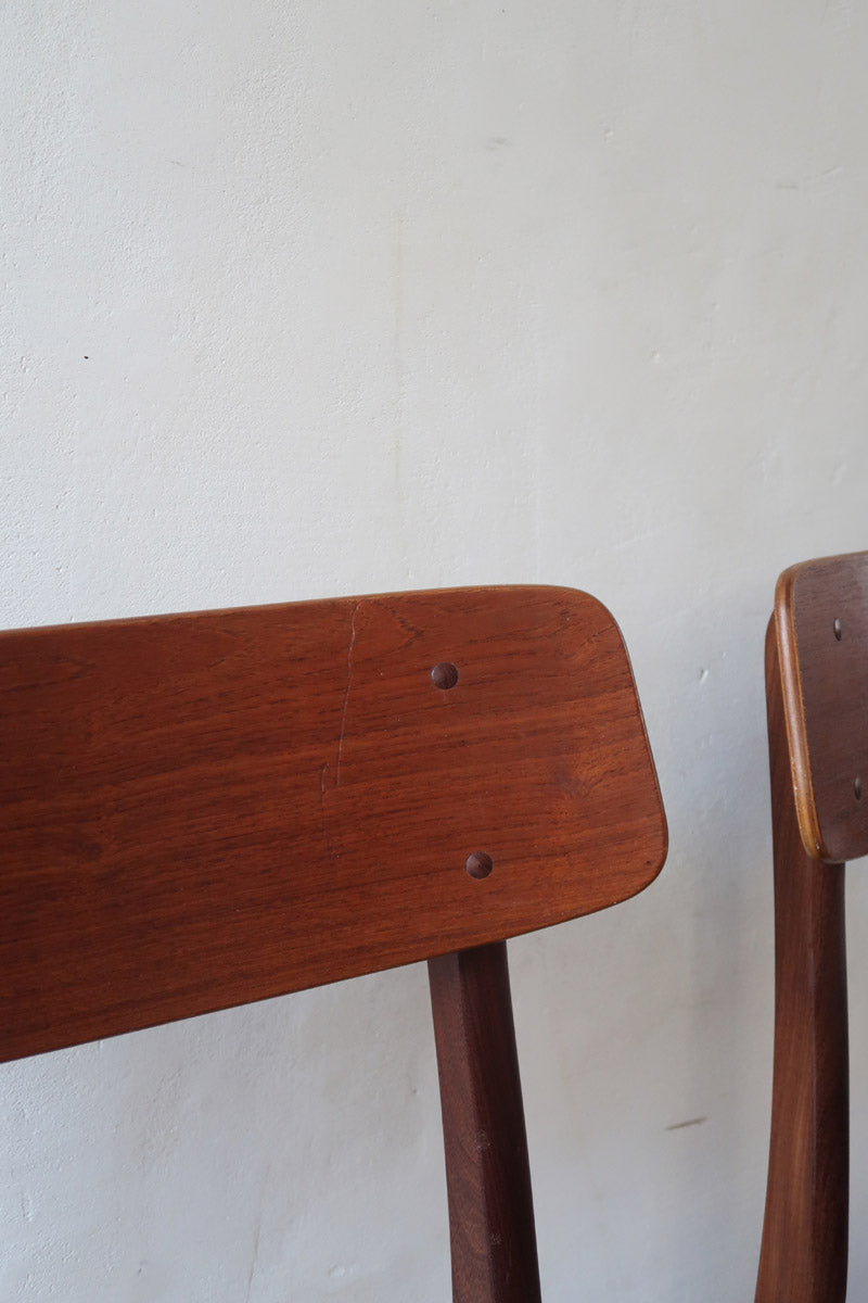 3 chaises scandinaves Farstrup modèle 217 en teck et skaï noir, design danois des années 60.