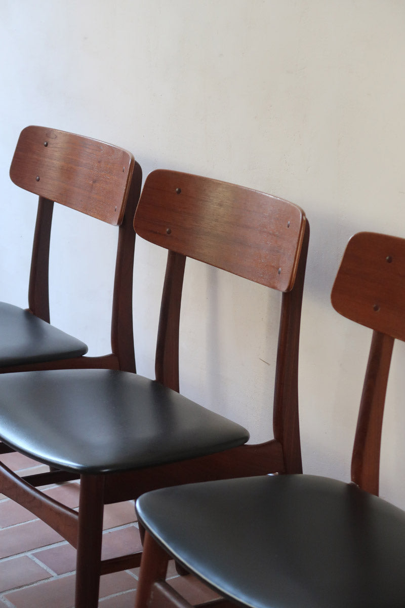 3 chaises scandinaves Farstrup modèle 217 en teck et skaï noir, design danois des années 60.