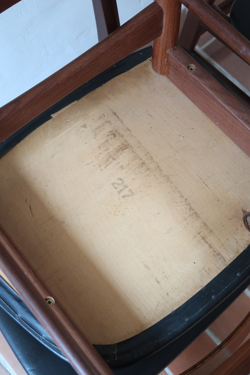 3 chaises scandinaves Farstrup modèle 217 en teck et skaï noir, design danois des années 60.