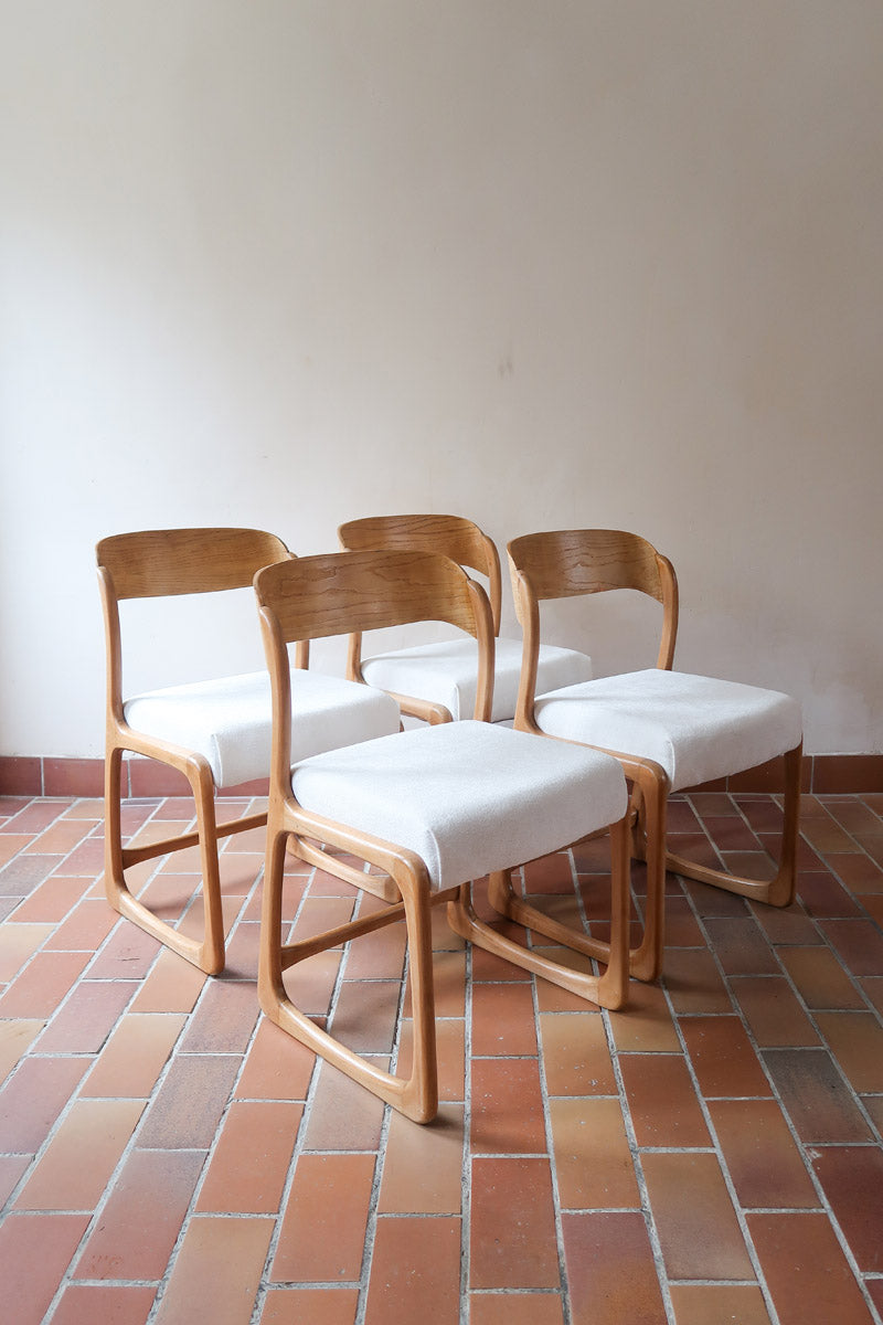 Lot de 4 chaises Baumann modèle Bémol en bois clair finition mate avec assises épaisses retapissées en bouclette écru.