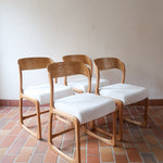 Lot de 4 chaises Baumann modèle Bémol en bois clair finition mate avec assises épaisses retapissées en bouclette écru.